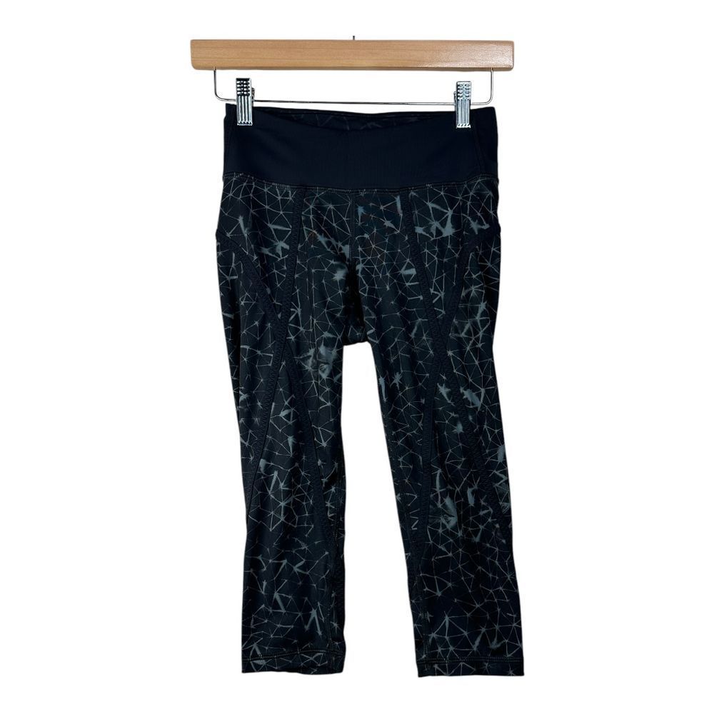 Lululemon Cropped‎ Constellation Print Leggings size 4 Black/White